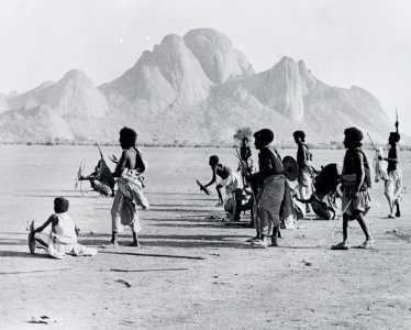 ETH-BIB-Volksstamm der Fasi-Wadi in Kassala, im Hintergrund Granitberge-Abessinienflug 1934-LBS MH02-22-0149