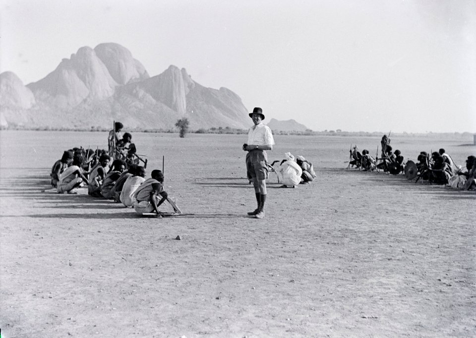 ETH-BIB-Volksstamm der Fasi-Wadi in Kassala, im Hintergrund Granitberge-Abessinienflug 1934-LBS MH02-22-0157