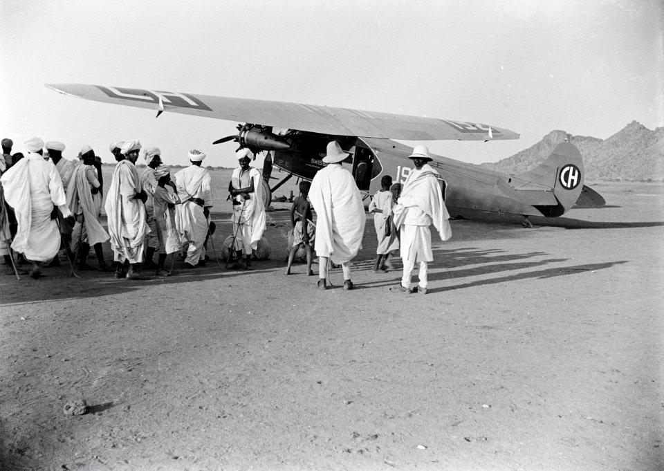 ETH-BIB-Volksstamm der Fasi-Wadi vor Fokker in Kassala-Abessinienflug 1934-LBS MH02-22-0151