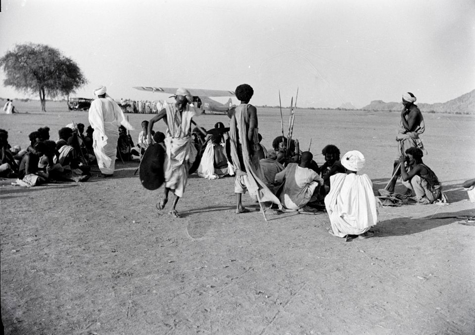 ETH-BIB-Volksstamm der Fasi-Wadi vor Fokker in Kassala-Abessinienflug 1934-LBS MH02-22-0160