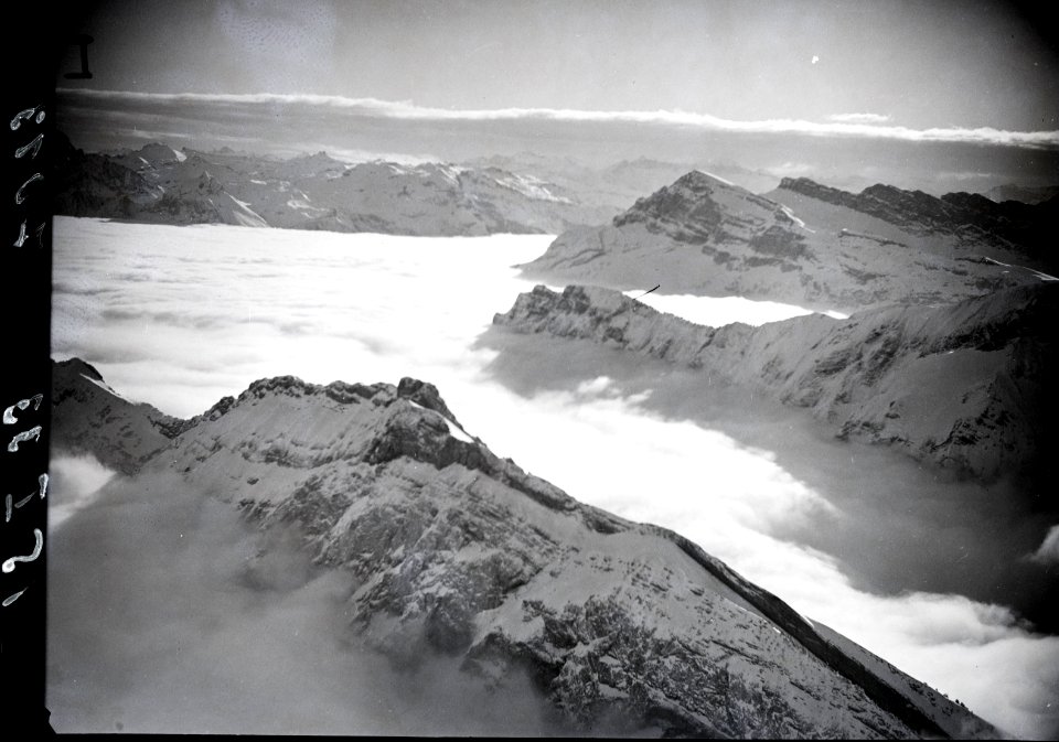 ETH-BIB-Vorne Chöpfenberg, dahinter Bärensolspitz, zuhinterst Rautispitz und Wiggis, Blick aus NW-Inlandflüge-LBS MH01-007013