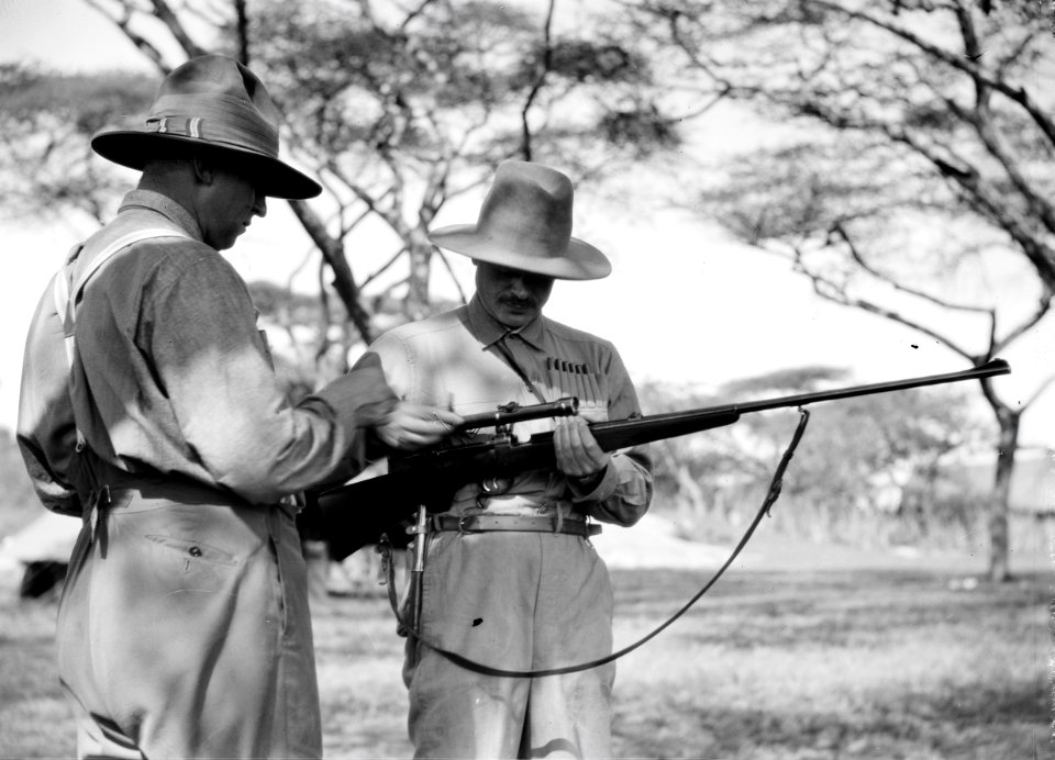 ETH-BIB-Vorbereitungen für die Jagd-Kilimanjaroflug 1929-30-LBS MH02-07-0306