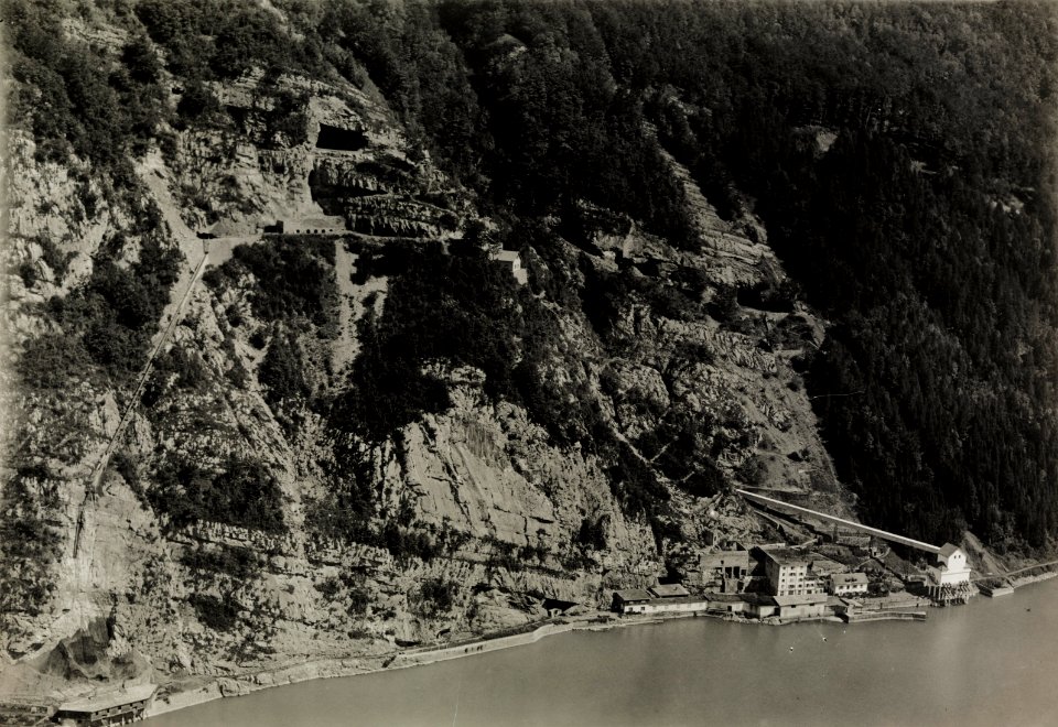 ETH-BIB-Walenstadt, Kalksteinbruch Lochezen der Zementfabrik Unterterzen-Inlandflüge-LBS MH03-1335