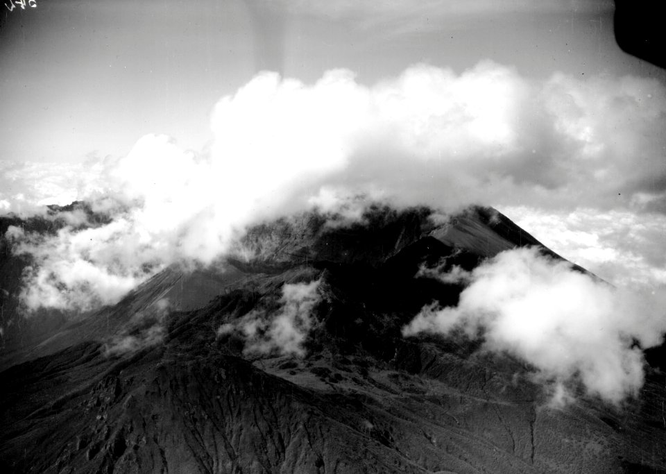 ETH-BIB-Vulkan in den Wolken-Kilimanjaroflug 1929-30-LBS MH02-07-0542