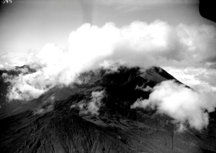 ETH-BIB-Vulkan in den Wolken-Kilimanjaroflug 1929-30-LBS MH02-07-0542