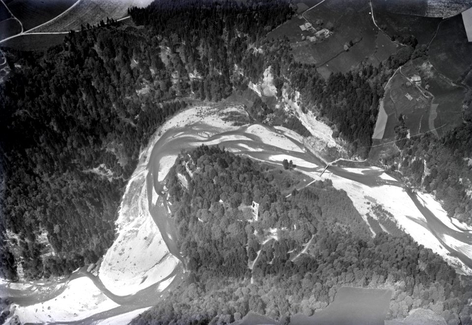 ETH-BIB-Wahlern bei Schwarzenburg, Ruine, Sense aus 500 m-Inlandflüge-LBS MH01-005991