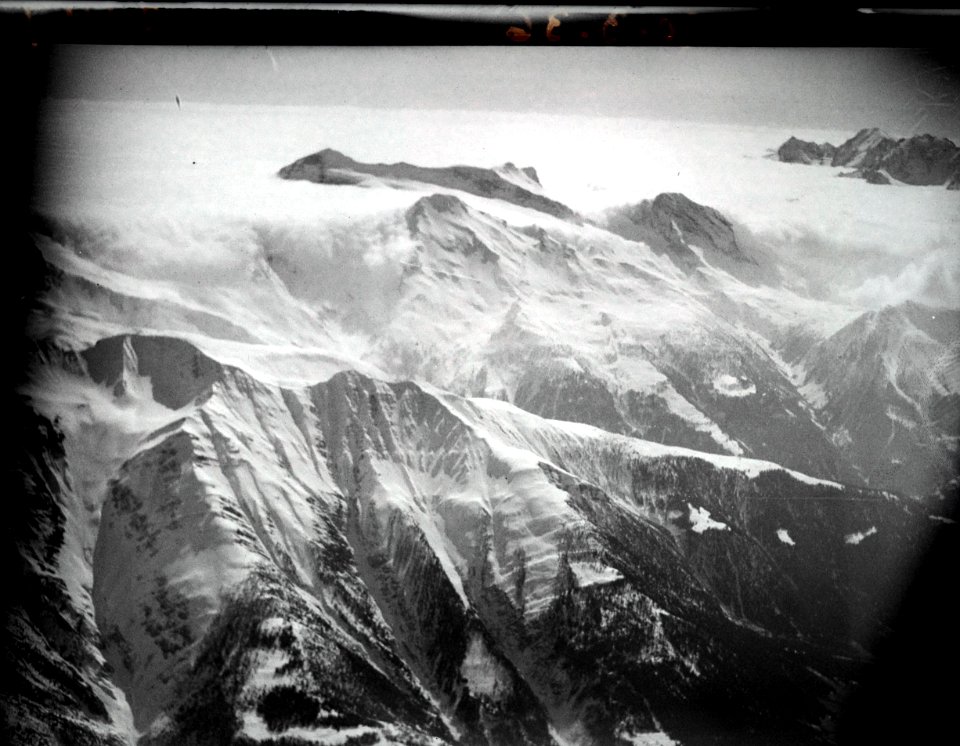 ETH-BIB-Wasenhorn, Monte Leone, Breithorn und Hübschhorn, Fletschhorn-Lagginhorn-Gruppe, Blickrichtung Süden (S)-Inlandflüge-LBS MH01-008197
