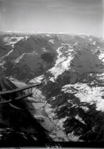 ETH-BIB-Wasserflugzeug Macchi M.3, CH-15 der Ad Astra Aero AG im Flug über Linthtal mit Tödi, Urnerboden und Dorf Linthtal aus 4000 m-Inlandflüge-LBS MH01-001459