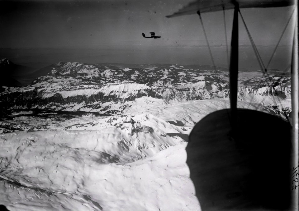 ETH-BIB-Wasserflugzeug über Karrenalp Silberen, Drusberg, Mythen v. S. O. aus 3800 m-Inlandflüge-LBS MH01-001457