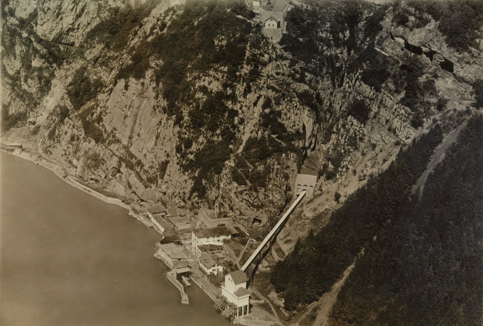 ETH-BIB-Walenstadt, Kalksteinbruch Lochezen der Zementfabrik Unterterzen-Inlandflüge-LBS MH03-1547