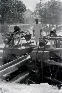 ETH-BIB-Wasserräder über einem Brunnen-Abessinienflug 1934-LBS MH02-22-0945