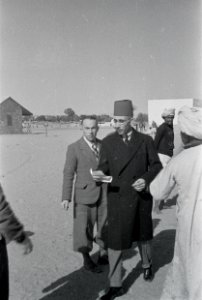 ETH-BIB-Walter Mittelholzer mit einer Gruppe Männer-Abessinienflug 1934-LBS MH02-22-0910