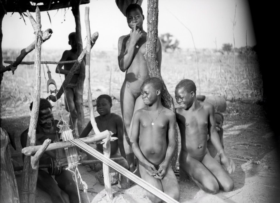 ETH-BIB-Welcher Gegensatz, dieser einfache schwarze Weber, umgeben von seinen Töchtern, inmitten der afrikanischen Wildnis, zu unseren maschinenrasselnden Websälen-Tschadseeflug 1930-31-LBS MH02-08-0879
