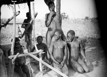 ETH-BIB-Welcher Gegensatz, dieser einfache schwarze Weber, umgeben von seinen Töchtern, inmitten der afrikanischen Wildnis, zu unseren maschinenrasselnden Websälen-Tschadseeflug 1930-31-LBS MH02-08-0879