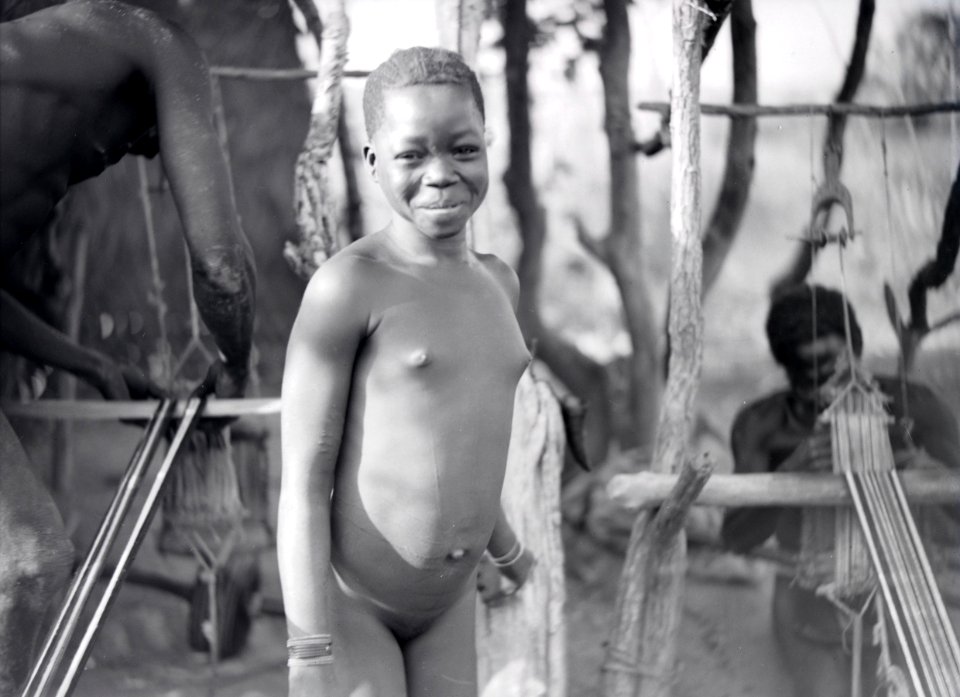 ETH-BIB-Welcher Gegensatz, dieser einfache schwarze Weber, umgeben von seinen Töchtern, inmitten der afrikanischen Wildnis, zu unseren maschinenrasselnden Websälen-Tschadseeflug 1930-31-LBS MH02-08-0900