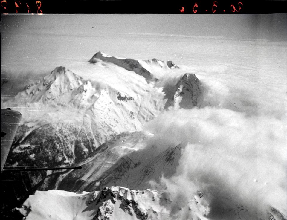 ETH-BIB-Wasenhorn, Monte Leone, Breithorn und Hübschhorn beim Simplonpass, Blickrichtung Süd-Südost (SSE)-Inlandflüge-LBS MH01-008198