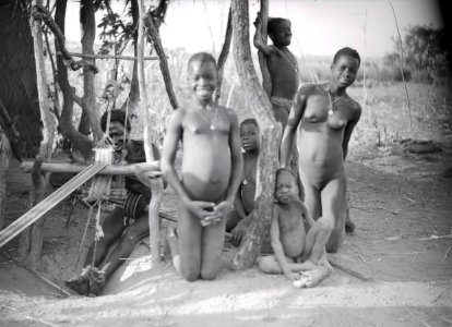 ETH-BIB-Welcher Gegensatz, dieser einfache schwarze Weber, umgeben von seinen Töchtern, inmitten der afrikanischen Wildnis, zu unseren maschinenrasselnden Websälen-Tschadseeflug 1930-31-LBS MH02-08-0904