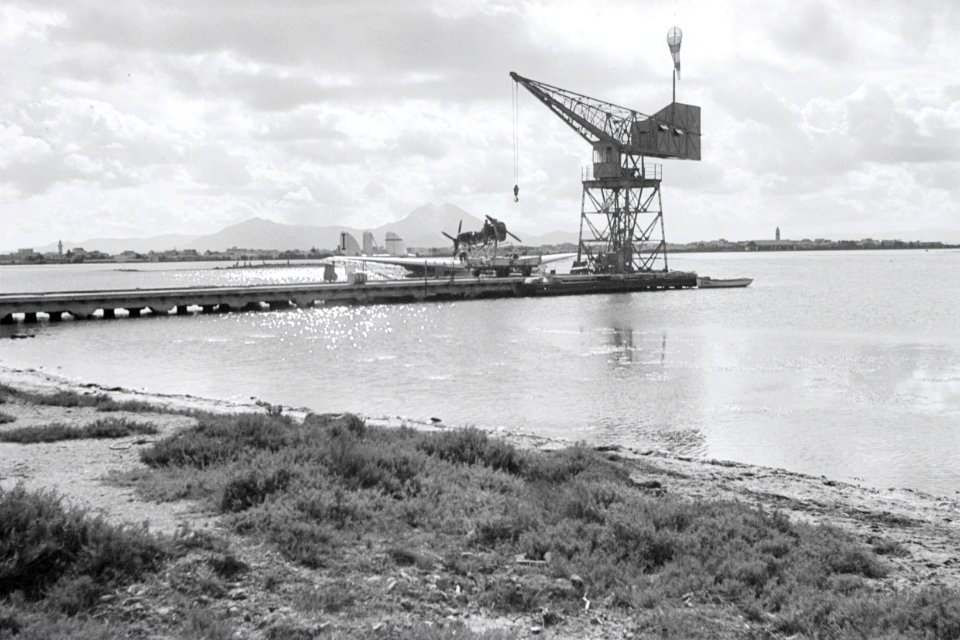ETH-BIB-Wasserflugzeug an einer Anlegestelle-Nordafrikaflug 1932-LBS MH02-13-0034