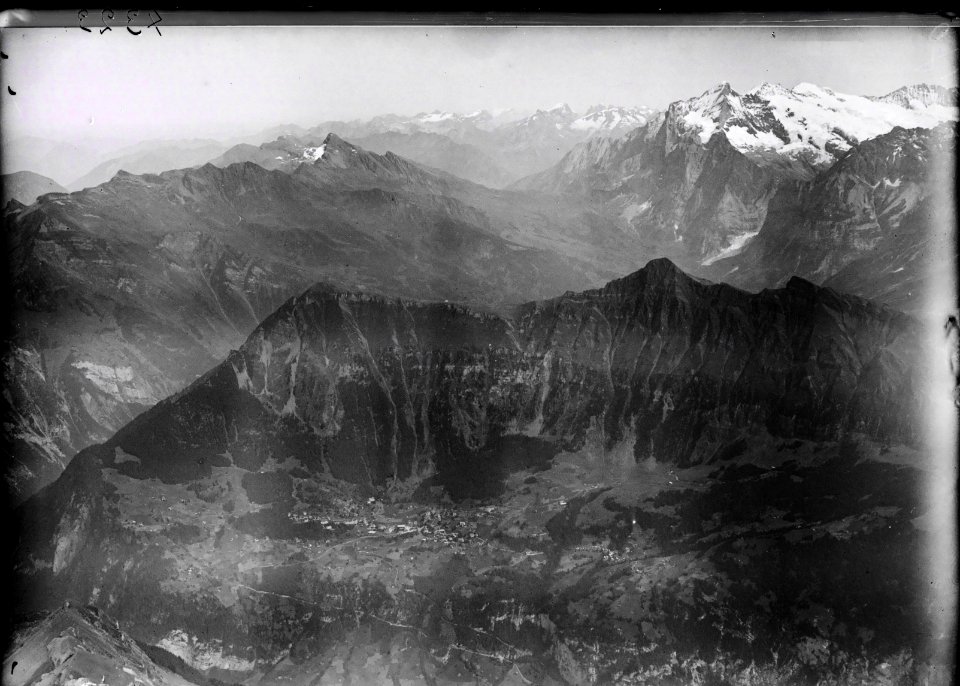 ETH-BIB-Wengen, Männlichen, Grosse Scheidegg, Wetterhörner v. W. aus 3000 m-Inlandflüge-LBS MH01-004323
