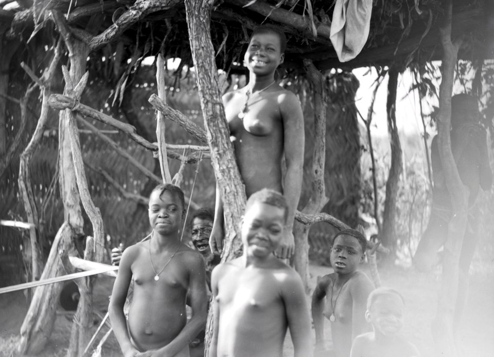 ETH-BIB-Welcher Gegensatz, dieser einfache schwarze Weber, umgeben von seinen Töchtern, inmitten der afrikanischen Wildnis, zu unseren maschinenrasselnden Websälen-Tschadseeflug 1930-31-LBS MH02-08-0901