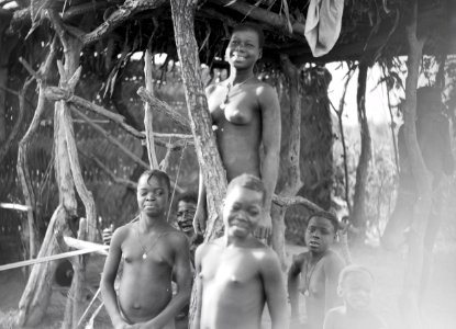 ETH-BIB-Welcher Gegensatz, dieser einfache schwarze Weber, umgeben von seinen Töchtern, inmitten der afrikanischen Wildnis, zu unseren maschinenrasselnden Websälen-Tschadseeflug 1930-31-LBS MH02-08-0901