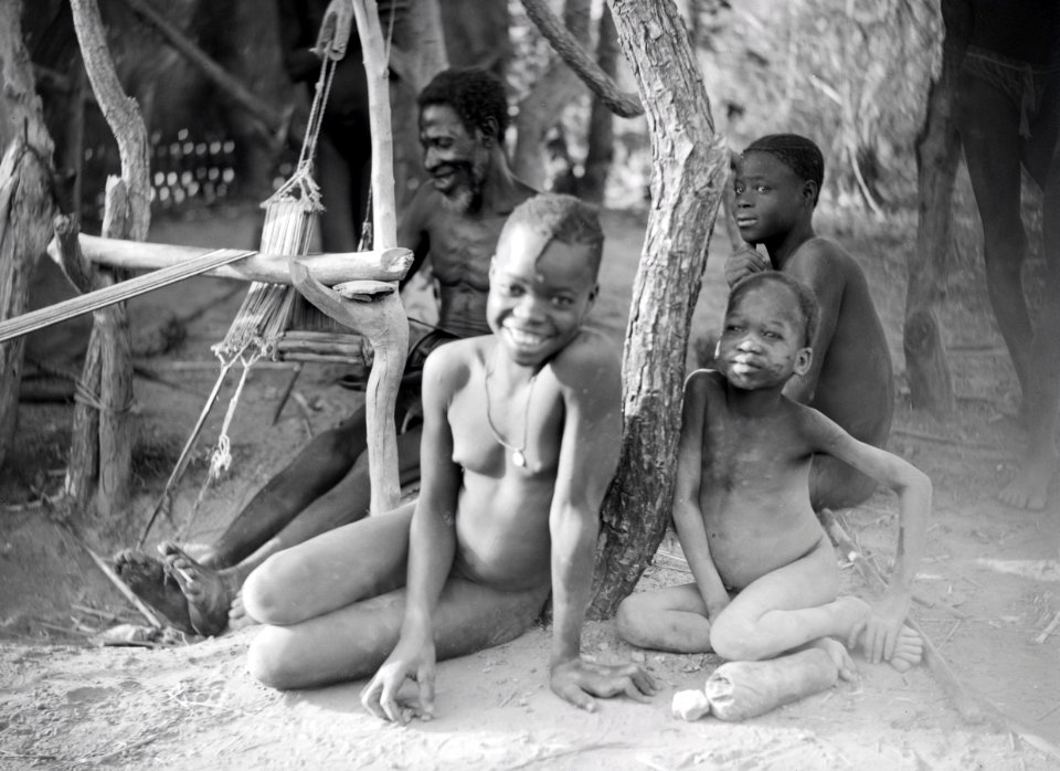 ETH-BIB-Welcher Gegensatz, dieser einfache schwarze Weber, umgeben von seinen Töchtern, inmitten der afrikanischen Wildnis, zu unseren maschinenrasselnden Websälen-Tschadseeflug 1930-31-LBS MH02-08-0905