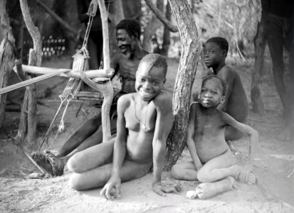 ETH-BIB-Welcher Gegensatz, dieser einfache schwarze Weber, umgeben von seinen Töchtern, inmitten der afrikanischen Wildnis, zu unseren maschinenrasselnden Websälen-Tschadseeflug 1930-31-LBS MH02-08-0905