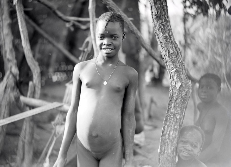 ETH-BIB-Welcher Gegensatz, dieser einfache schwarze Weber, umgeben von seinen Töchtern, inmitten der afrikanischen Wildnis, zu unseren maschinenrasselnden Websälen-Tschadseeflug 1930-31-LBS MH02-08-0899