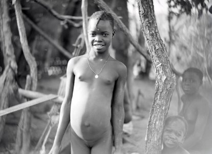 ETH-BIB-Welcher Gegensatz, dieser einfache schwarze Weber, umgeben von seinen Töchtern, inmitten der afrikanischen Wildnis, zu unseren maschinenrasselnden Websälen-Tschadseeflug 1930-31-LBS MH02-08-0899