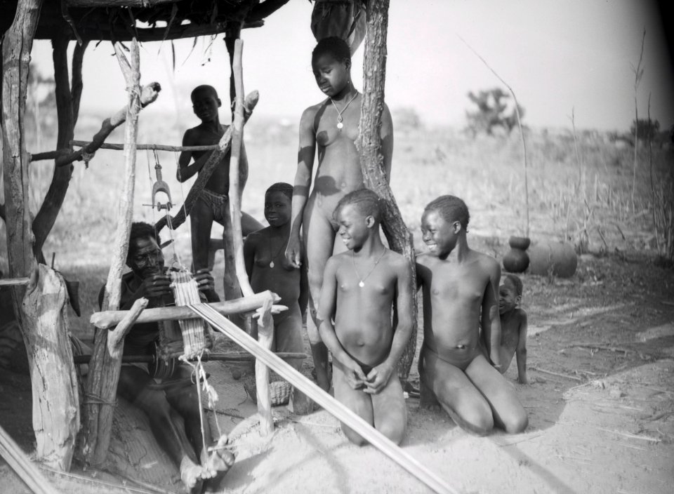 ETH-BIB-Welcher Gegensatz, dieser einfache schwarze Weber, umgeben von seinen Töchtern, inmitten der afrikanischen Wildnis, zu unseren maschinenrasselnden Websälen-Tschadseeflug 1930-31-LBS MH02-08-0903