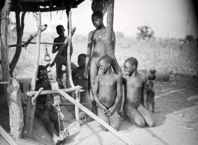 ETH-BIB-Welcher Gegensatz, dieser einfache schwarze Weber, umgeben von seinen Töchtern, inmitten der afrikanischen Wildnis, zu unseren maschinenrasselnden Websälen-Tschadseeflug 1930-31-LBS MH02-08-0903