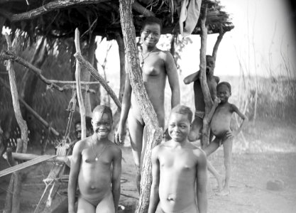 ETH-BIB-Welcher Gegensatz, dieser einfache schwarze Weber, umgeben von seinen Töchtern, inmitten der afrikanischen Wildnis, zu unseren maschinenrasselnden Websälen-Tschadseeflug 1930-31-LBS MH02-08-0898