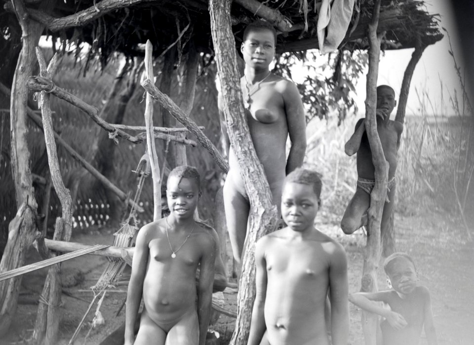 ETH-BIB-Welcher Gegensatz, dieser einfache schwarze Weber, umgeben von seinen Töchtern, inmitten der afrikanischen Wildnis, zu unseren maschinenrasselnden Websälen-Tschadseeflug 1930-31-LBS MH02-08-0902