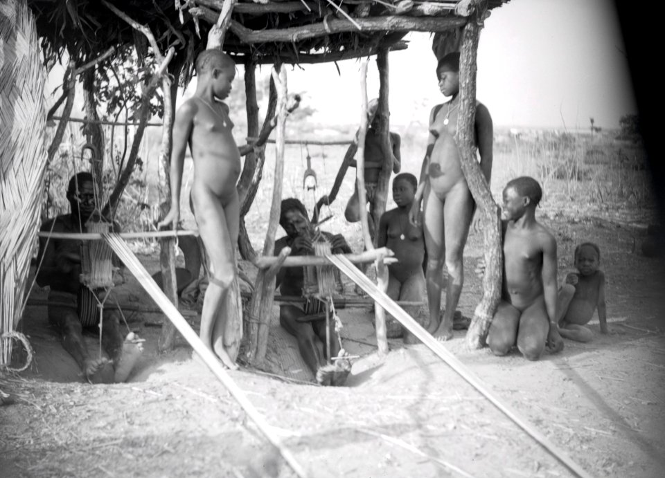ETH-BIB-Welcher Gegensatz, dieser einfache schwarze Weber, umgeben von seinen Töchtern, inmitten der afrikanischen Wildnis, zu unseren maschinenrasselnden Websälen-Tschadseeflug 1930-31-LBS MH02-08-0906