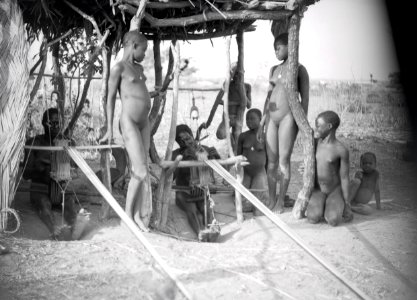 ETH-BIB-Welcher Gegensatz, dieser einfache schwarze Weber, umgeben von seinen Töchtern, inmitten der afrikanischen Wildnis, zu unseren maschinenrasselnden Websälen-Tschadseeflug 1930-31-LBS MH02-08-0906
