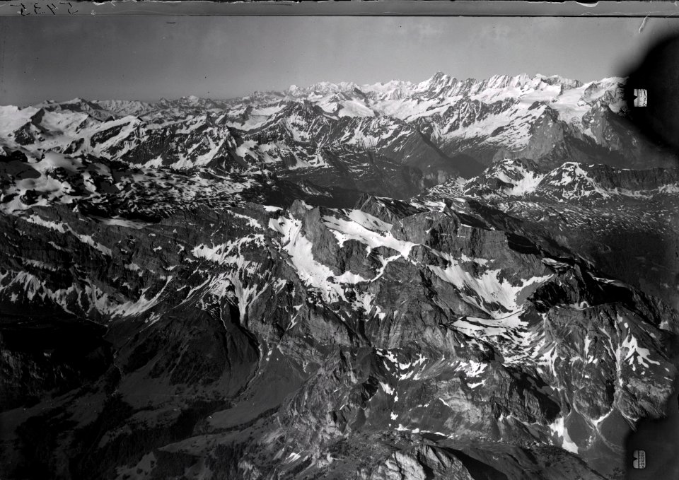 ETH-BIB-Wildgeissberg, Huetschtock, Hanghorn, Gadmerflue, Finsteraarhorn-Inlandflüge-LBS MH01-005435