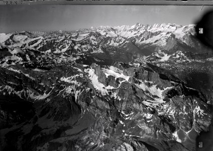 ETH-BIB-Wildgeissberg, Huetschtock, Hanghorn, Gadmerflue, Finsteraarhorn-Inlandflüge-LBS MH01-005435