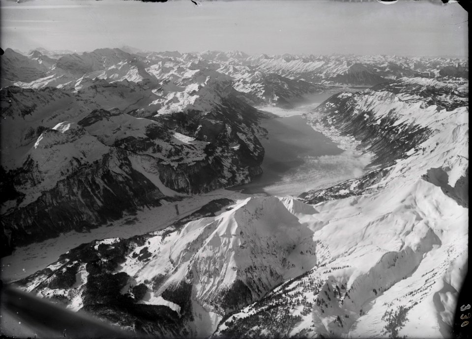 ETH-BIB-Wilerhorn ob Brienzwiler, Aaretal, Brienzersee, Thunersee v. N. O. aus 3800 m-Inlandflüge-LBS MH01-000330