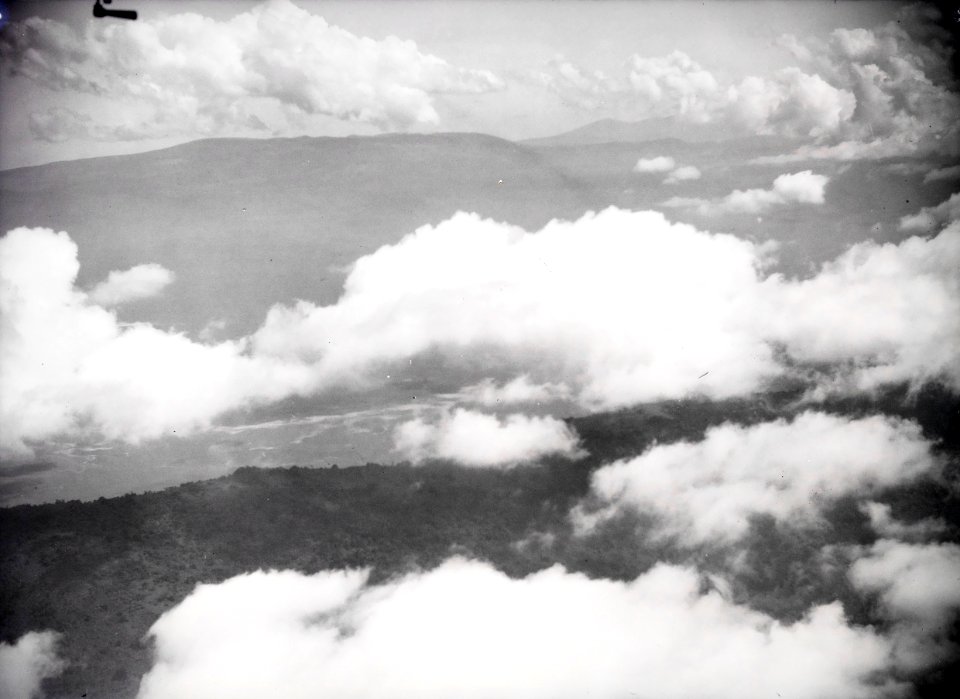 ETH-BIB-Wolken vor afrikanischer Landschaft-Kilimanjaroflug 1929-30-LBS MH02-07-0234