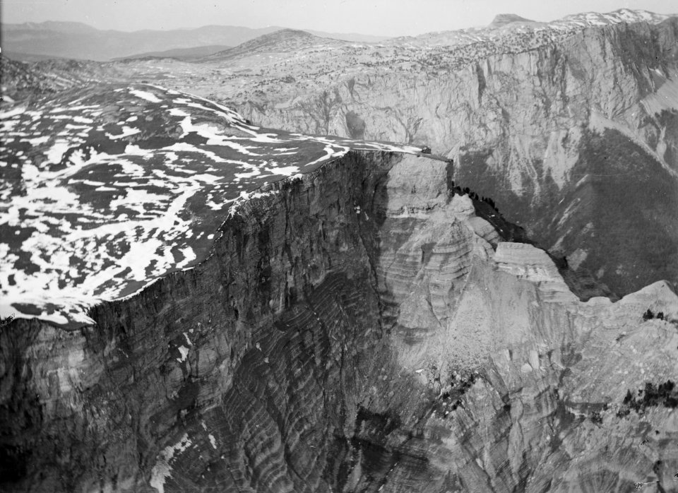 ETH-BIB-Wir überfliegen die südlichen Ausläufer der französischen Seealpen kurz vor Marseille, tiefe Canyons, verschneite, kahle Hochebene-Tschadseeflug 1930-31-LBS MH02-08-1016