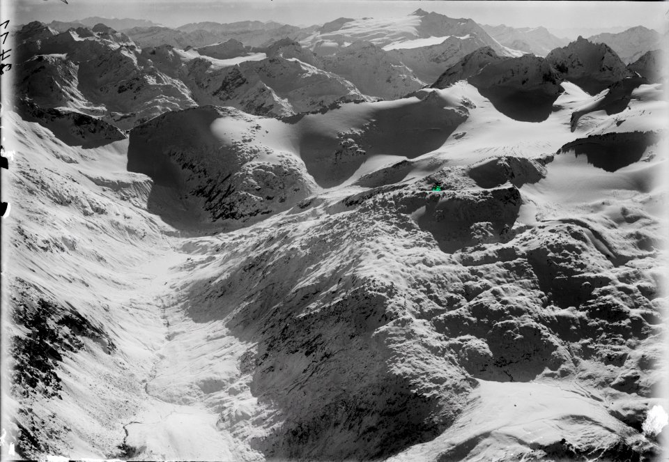 ETH-BIB-Wittenwasseental, Passo di Cananna, Piz Rotondo, Basodino^, Passo di Cavanna aus 3800 m-Inlandflüge-LBS MH01-002411