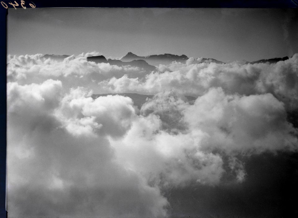 ETH-BIB-Wolkenmeer mit Fulen und Hausstock aus 2800 m-Inlandflüge-LBS MH01-006340