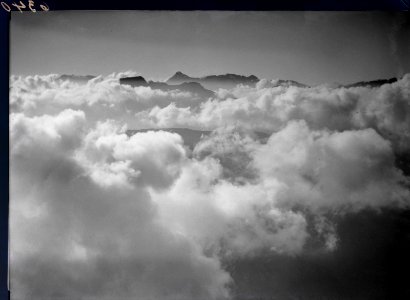 ETH-BIB-Wolkenmeer mit Fulen und Hausstock aus 2800 m-Inlandflüge-LBS MH01-006340