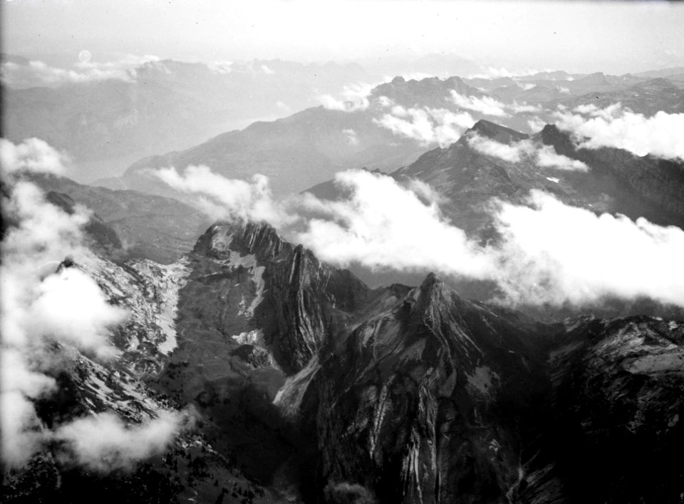ETH-BIB-Wägitalerberge, Mürtschenstock, Churfirsten v. N. W. aus 3000 m-Inlandflüge-LBS MH01-006520