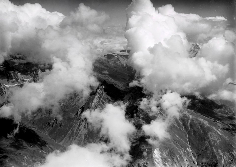 ETH-BIB-Wolkenstimmung über Berner Alpen v. S. aus 4000 m-Inlandflüge-LBS MH01-000205
