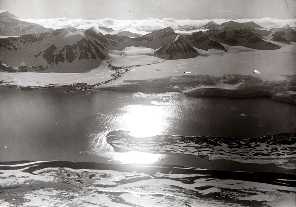 ETH-BIB-Yamerhafen-Esmarkgletscher-Vermlandkette von Osten aus 800 m Höhe-Spitzbergenflug 1923-LBS MH02-01-0010