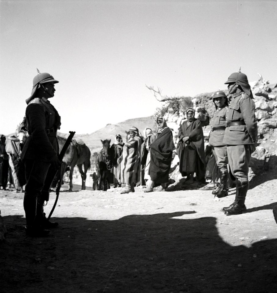 ETH-BIB-Wüstenpolizei in El Dji im Wadi Musa-Abessinienflug 1934-LBS MH02-22-0064