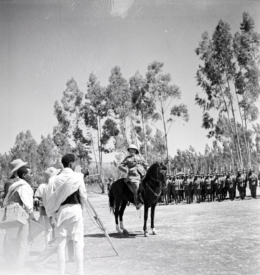 ETH-BIB-Zu Ehren der guten Ankunft des Dreimotors veranstaltet der Kaiser eine Ehrrenparade-Abessinienflug 1934-LBS MH02-22-0607