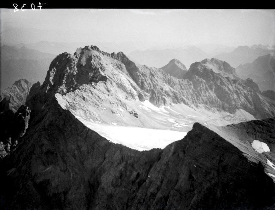 ETH-BIB-Zugspitze mit Zugspitzplatt und Schneeferner-Inlandflüge-LBS MH01-007038