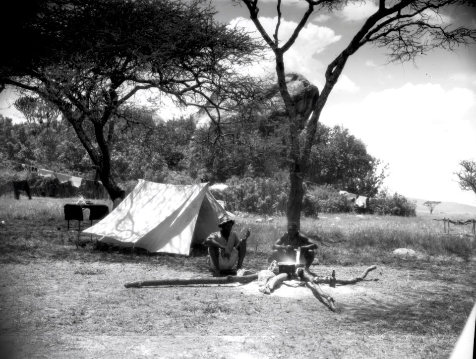 ETH-BIB-Zelt und Feuerstelle im Camp Serengeti-Kilimanjaroflug 1929-30-LBS MH02-07-0500